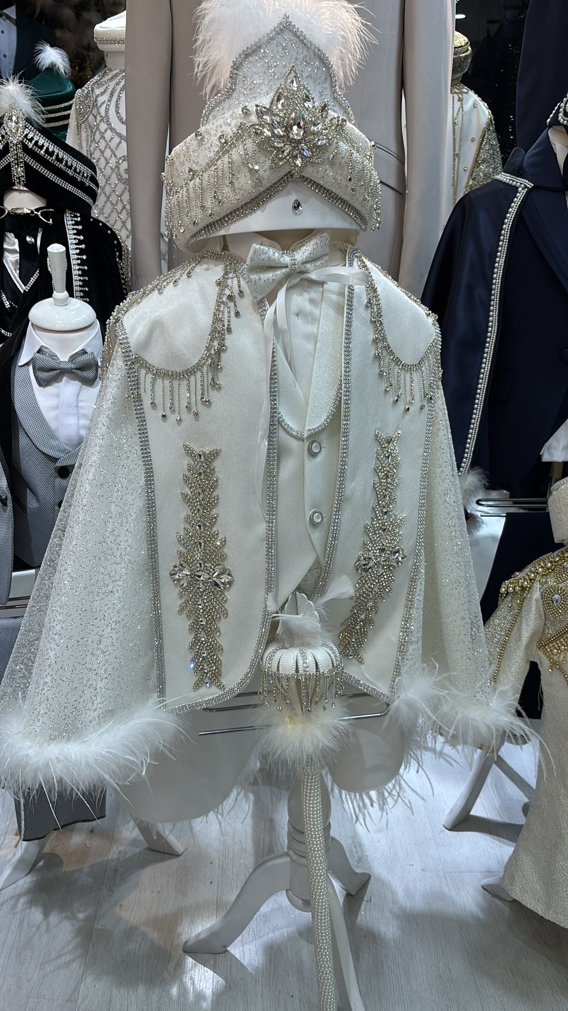 Doğan lüks taşlı pelerin set